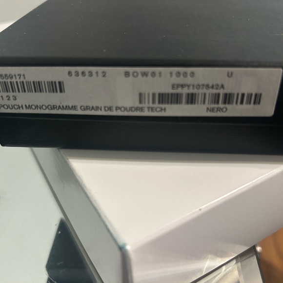 SAINT LAURENT monogramme quilted texture, leather pouch. - Picture 4 of 4